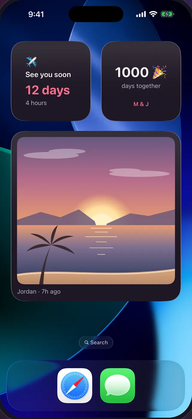 Un écran d’accueil d’iPhone avec des widgets Dearly : un compte à rebours de 12 jours avant la prochaine visite, un compteur de 1 000 jours ensemble et une photo de coucher de soleil partagée par Jordan il y a 7 heures.