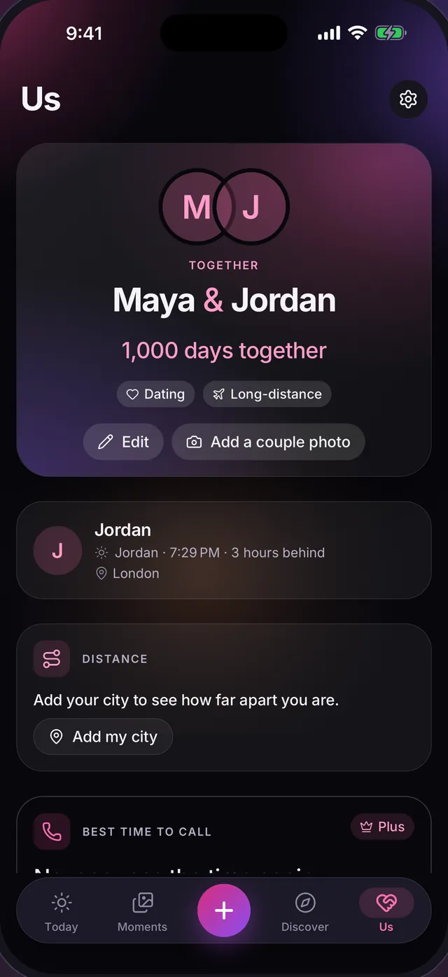 L’écran Nous : Maya et Jordan, 1 000 jours ensemble, l’heure locale de Jordan, 3 heures plus tôt à Londres, et une carte de distance.