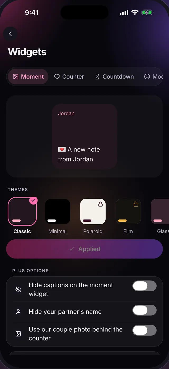 Réglages du widget : un aperçu du widget de moment avec un nouveau mot de Jordan, les thèmes Classic, Minimal, Polaroid et Film, et des options pour masquer les légendes ou le prénom de ta moitié.