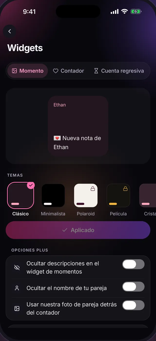 Ajustes del widget: vista previa de un widget de momento con una nueva nota de Ethan, los temas Clásico, Minimalista, Polaroid y Película, y opciones para ocultar descripciones o el nombre de tu pareja.